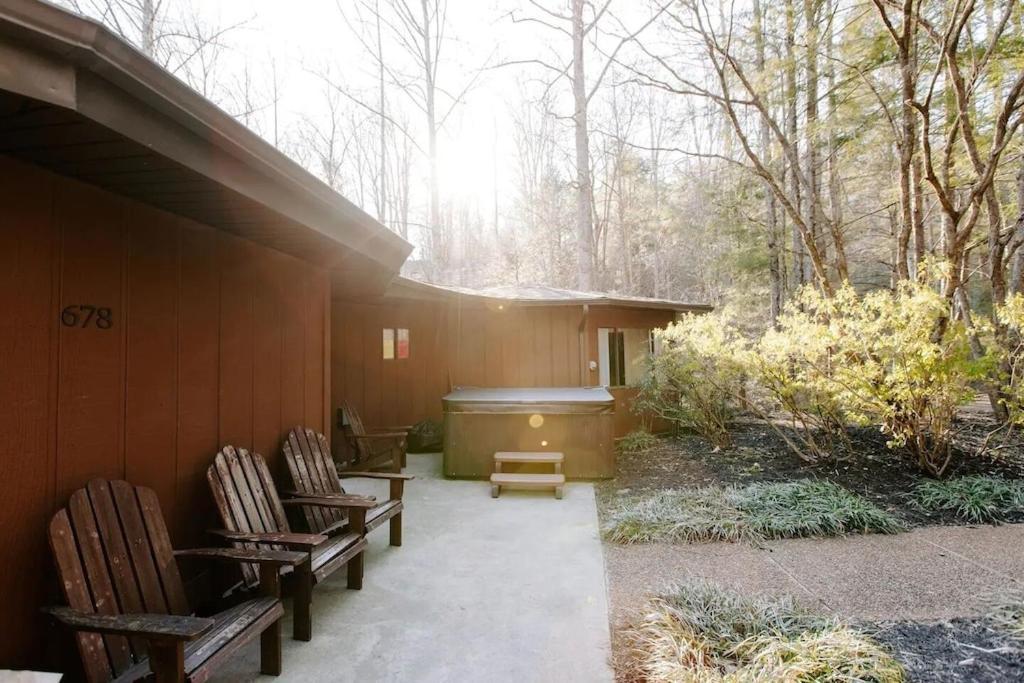 Cabin With Treehouse Views, 3 King Beds, 4 Bunks, And Large Hot Tub! Gatlinburg Exterior photo