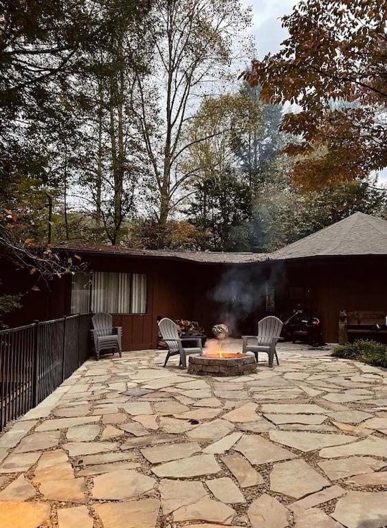 Cabin With Treehouse Views, 3 King Beds, 4 Bunks, And Large Hot Tub! Gatlinburg Exterior photo