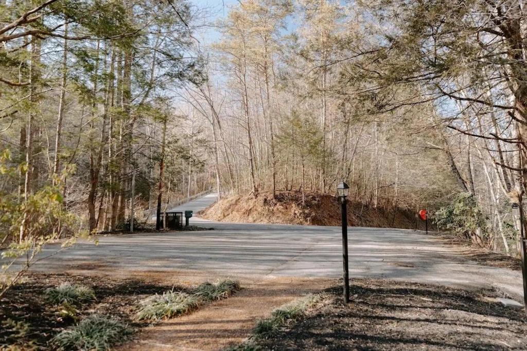 Cabin With Treehouse Views, 3 King Beds, 4 Bunks, And Large Hot Tub! Gatlinburg Exterior photo