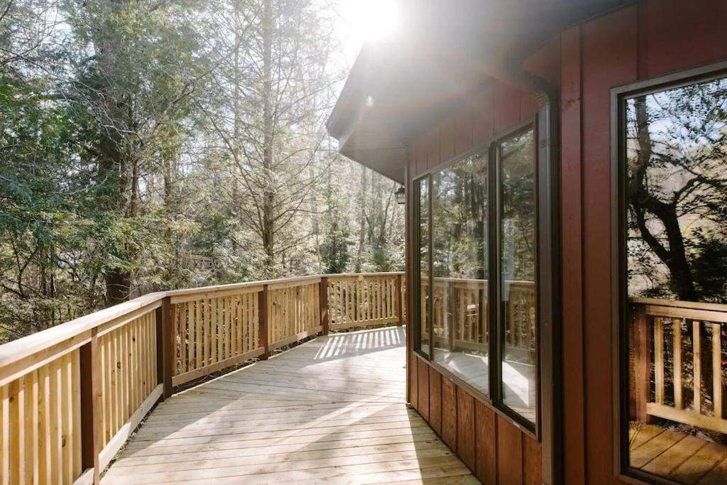 Cabin With Treehouse Views, 3 King Beds, 4 Bunks, And Large Hot Tub! Gatlinburg Exterior photo