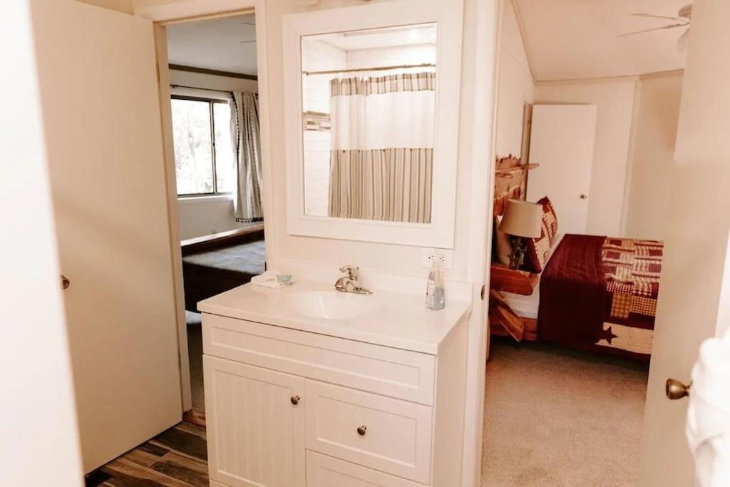 Cabin With Treehouse Views, 3 King Beds, 4 Bunks, And Large Hot Tub! Gatlinburg Exterior photo
