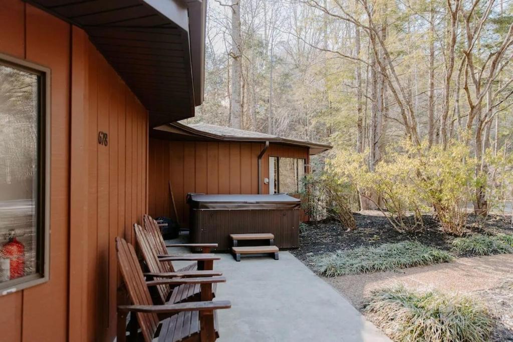 Cabin With Treehouse Views, 3 King Beds, 4 Bunks, And Large Hot Tub! Gatlinburg Exterior photo